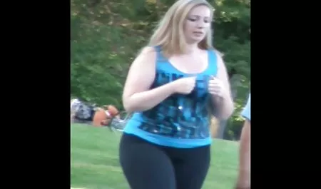 Dos miembros de coqueteo en mujeres culonas latinas el lavabo al mismo tiempo.