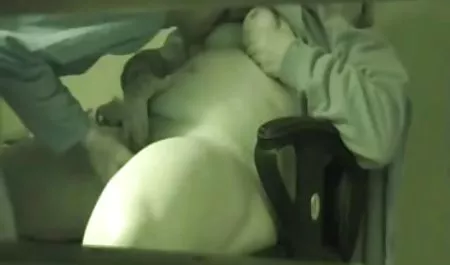 Pegado latinas culonas xxxx a su mano en la ingle