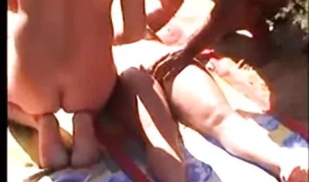 La latinas culonas cogiendo jubilación en una tumbona