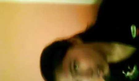 El sexo culonas latinas xnxx en una mesa de vidrio