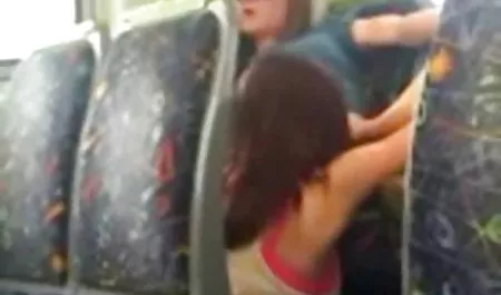 Congelados latinas nalgonasxxx chica en un coche cerca de un campo de maíz