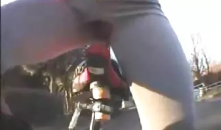 Loco en el sudamericanas culonas medio de la sala de estar