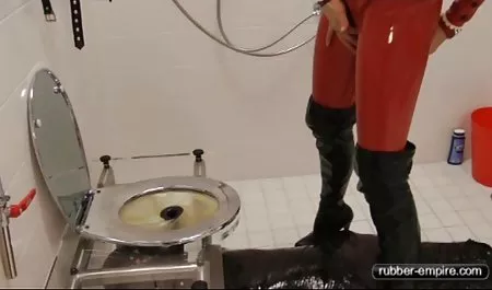 Tres personas en frente de la chimenea en un hotel culonas latinas xxx