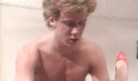 Hundir ricas culonas latinas el dedo en el culo