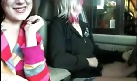 Poco a dos jóvenes latinas hermosas culonas