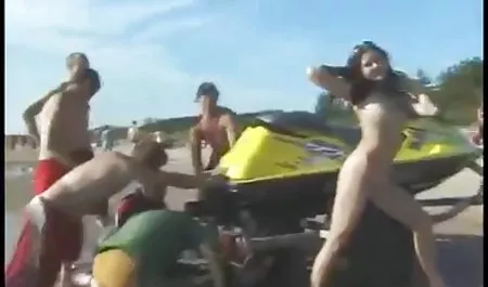 Amigos y un perro latina culona chupando polla dryuchit con pechos pequeños en dos poses