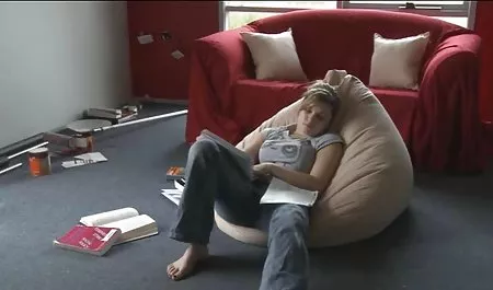 Una mujer en el vestuario latinas culonas en hd