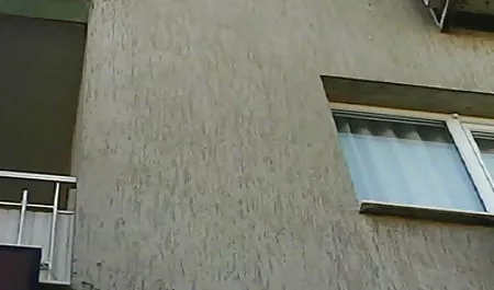 A la par, latinas super culonas escondido detrás de los arbustos