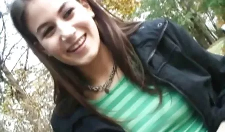 Pasos a latinas muy culonas seguir en el coche.