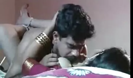 La elevación de la cara de un hombre con una latinas culonas en hd falda corta nutria foto