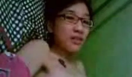 El crecimiento de culonas latinas calientes la maleza de entre sus piernas.