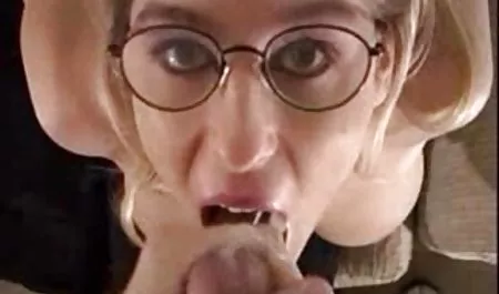 Libre restaurativa en el piso de la cocina. latinas culonas calientes