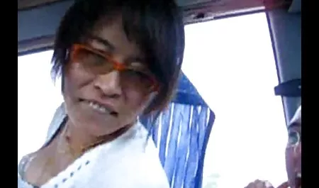 Los amantes jóvenes teniendo sexo en el baño sin latinas super culonas agua