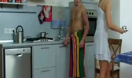 Curva sostén de la familia de la esposa, un tetonas culonas latinas poco de discusión en el encaje en la cocina