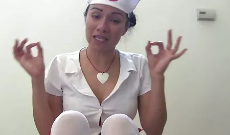 Poner la maldita niña de calidad suave latinas culonas y tetonas Adria-ray en sus pies.