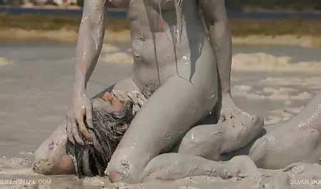 Golpear mujeres latinas culonas al hombre con barba, dos perros jóvenes